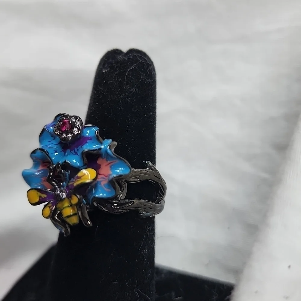 NWOT BUMBLEBEE RING